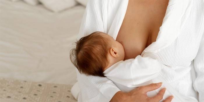 Frau, die ein Baby stillt