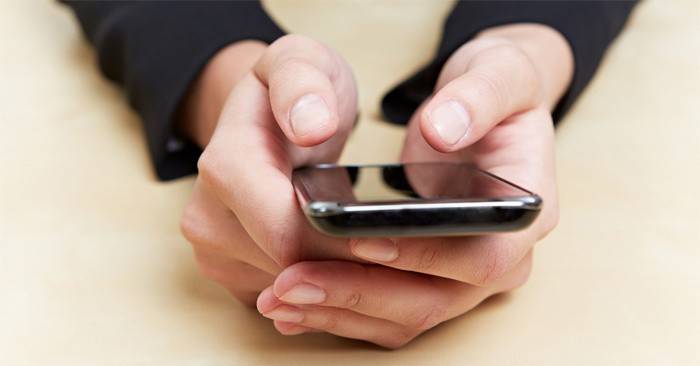 Smartphone dans les mains