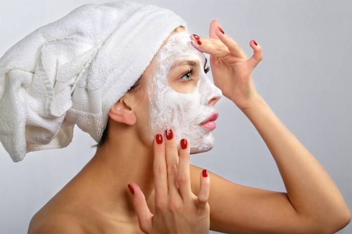 La ragazza indossa una maschera