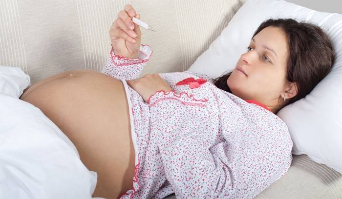 La ragazza incinta misura la temperatura