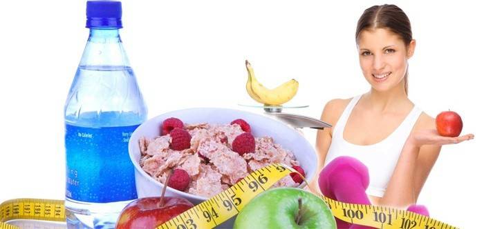 Mädchen mit Lebensmitteln für die richtige Ernährung.