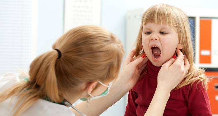 Der Arzt diagnostiziert das Epstein-Barr-Virus bei einem Kind