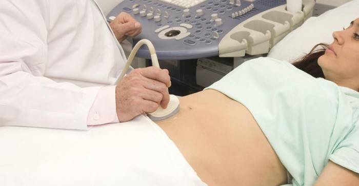 Donna in fase di diagnosi ecografica
