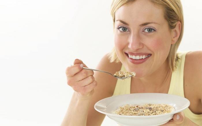 Menina, comer, cereal