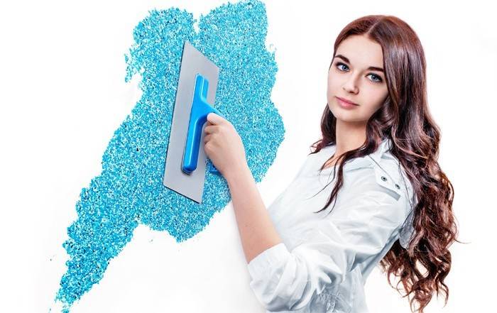 Κορίτσι βάζει υγρή ταπετσαρία στον τοίχο