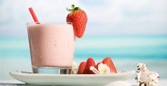 Smoothie rafraîchissant à la fraise avec crème glacée