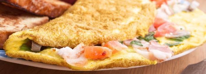 Omelete com legumes no café da manhã