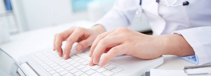 Doutor está digitando em um teclado