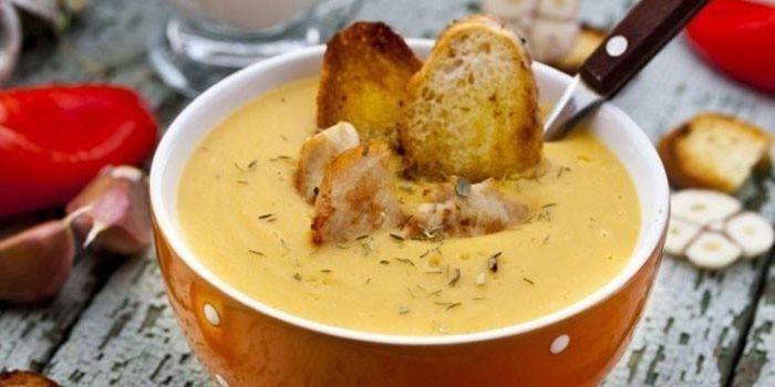 Linsensahnesuppe mit Huhn