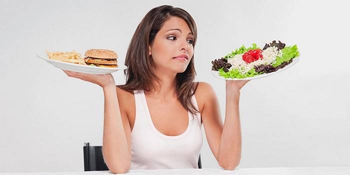 Kız salata ve hamburger arasında seçer