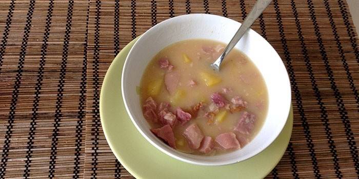 Erbsensuppe mit geräucherter Schweinekeule