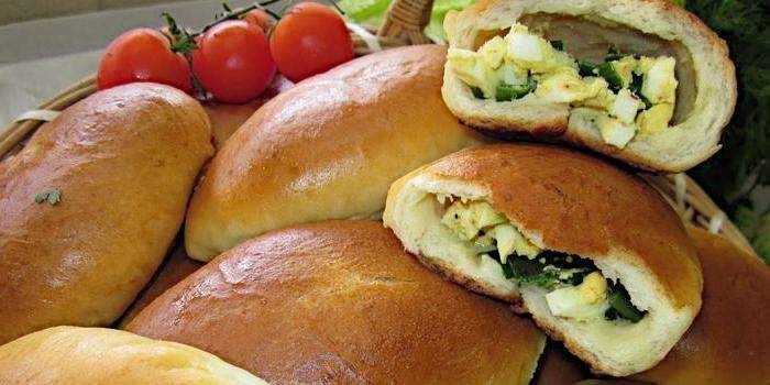 Backwaren mit Zwiebel-Ei-Füllung