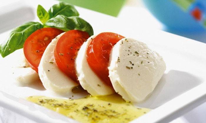 Σαλάτα Caprese με μοτσαρέλα