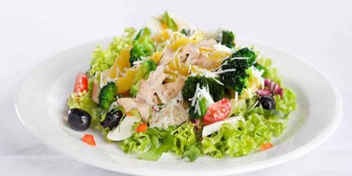 Klassischer Hähnchen-Ananas-Salat