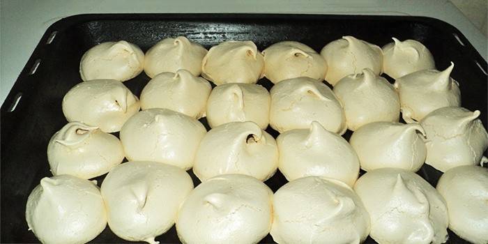 Meringue ant kepimo skardos