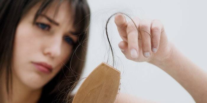 I capelli della ragazza stanno cadendo