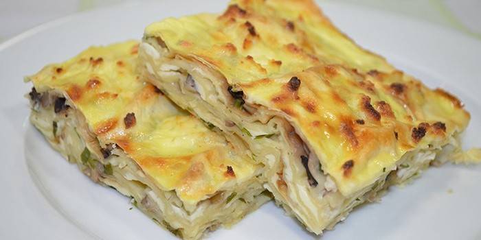 หม้อปรุงอาหารพร้อมแชมเปญสำหรับอาหารค่ำ