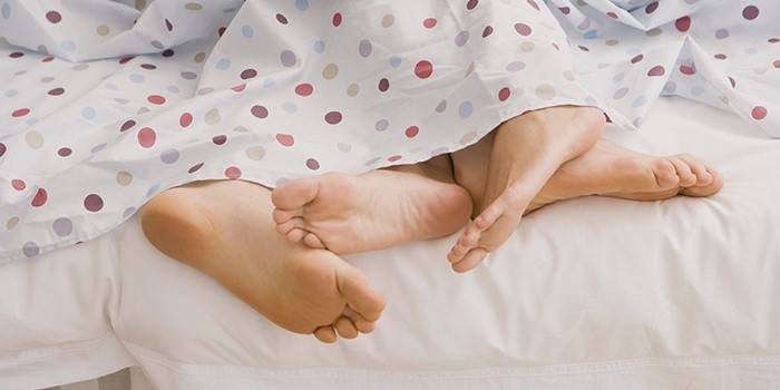 Cara e menina na cama