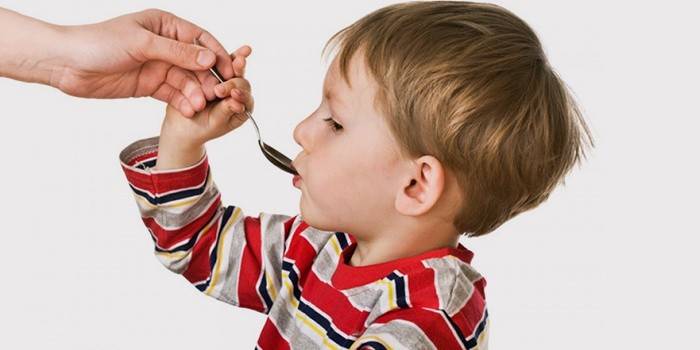 Un bambino sta bevendo il pane delle api