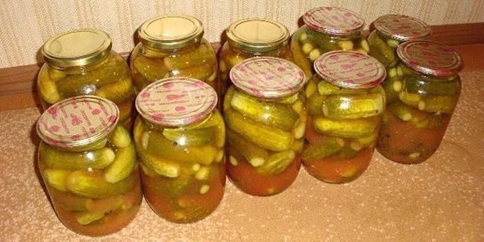 خيار المعلبة حار مع الطماطم