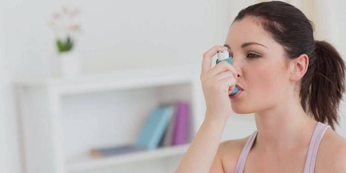 Niña usa un inhalador
