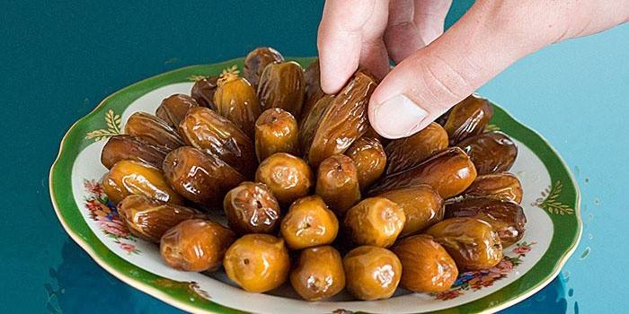 Tarihler birçok besin içerir.