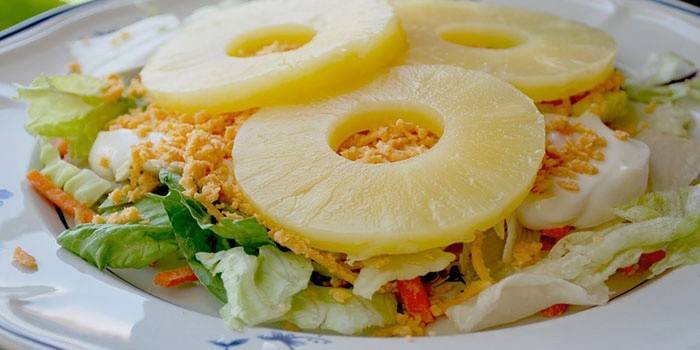 Salat mit Käse, Huhn und Ananas