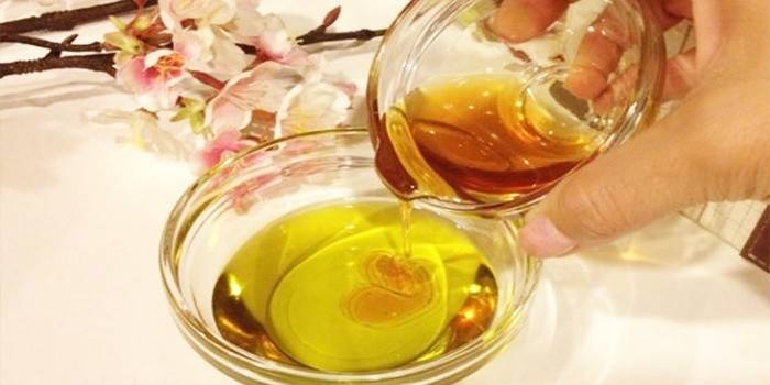 אישה מוזגת שמן בצלוחית