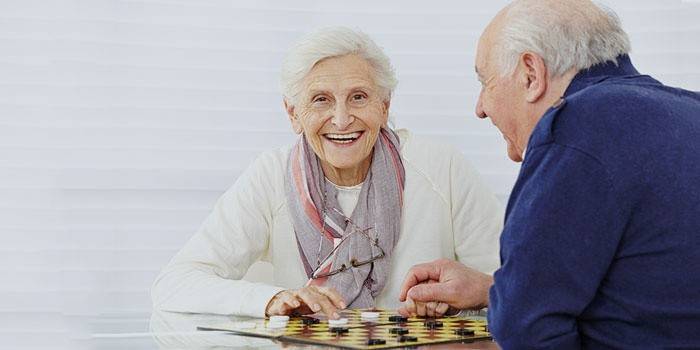 Os idosos aprendem a jogar damas bem