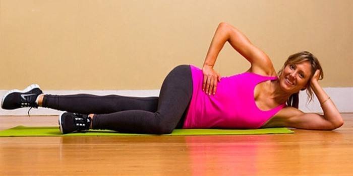 Sollevamento laterale delle gambe in posizione supina per fianchi dimagranti