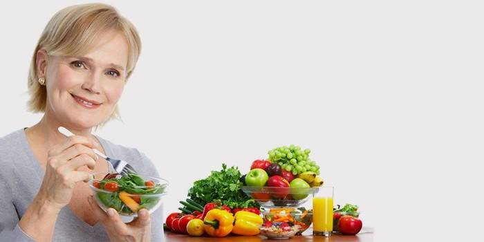 Femeia urmează o dietă cu menopauză