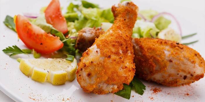 Servindo de pernas de frango crocantes