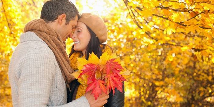 Một người đàn ông nói những lời trìu mến với bạn gái của mình