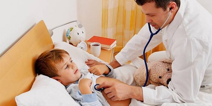 Doktor überprüft ein krankes Kind