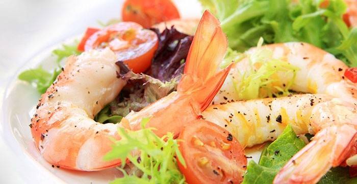 Amanida de gambes i verdures de baix contingut