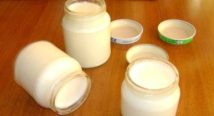 Naminis jogurtas stiklainiuose