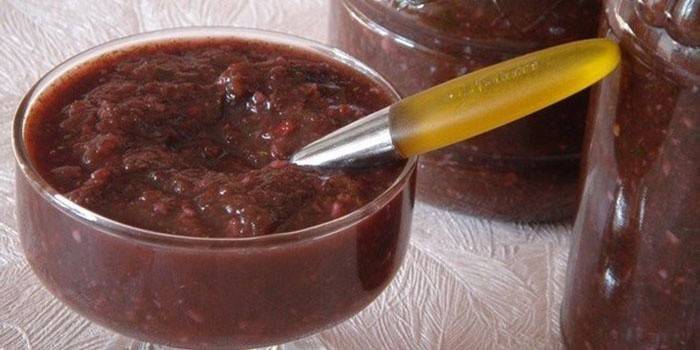 Salsa de tomate y ciruela para el invierno