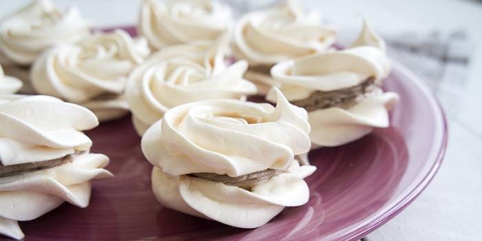 „Charlotte“ grietinėlės „Meringue“ tortas