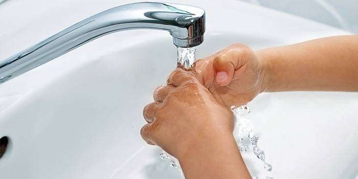 Испирање погођеног подручја током термалног опекотина под млазом хладне воде