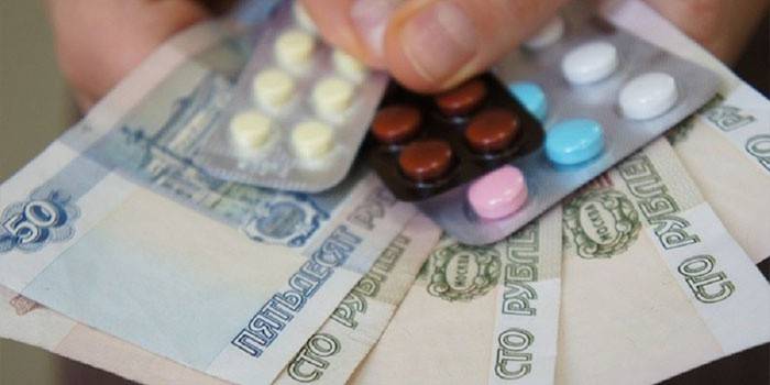 El hombre tiene dinero y medicina.