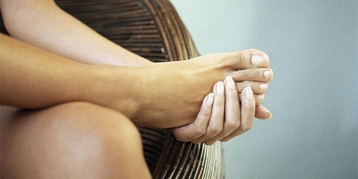 أسباب اعتلال الأعصاب في الأطراف العلوية والسفلية