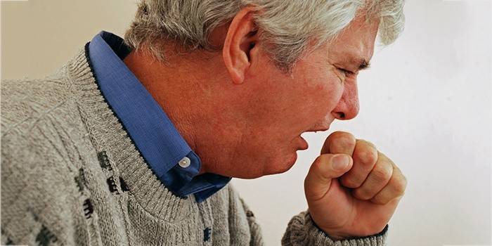 Un homme a une quinte de toux