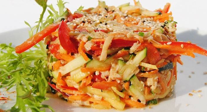 Salad Thái với thịt gà và ớt chuông
