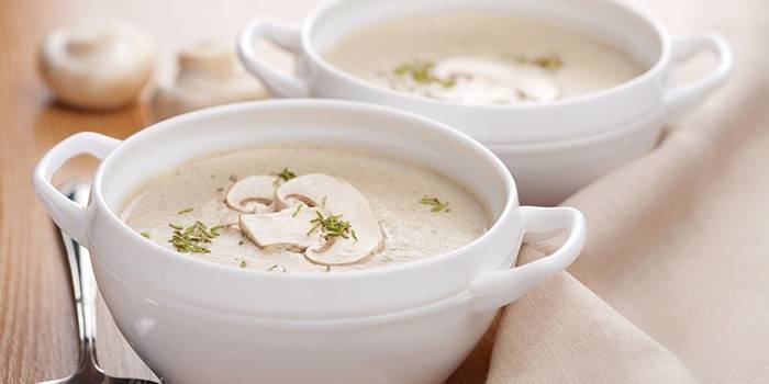Sopa de purê com cogumelos secos