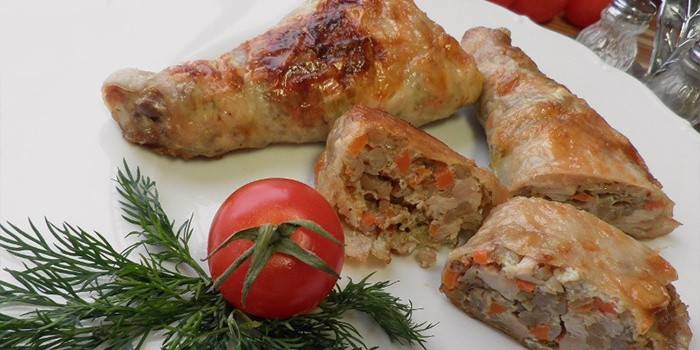 Servindo de pernas de frango recheado