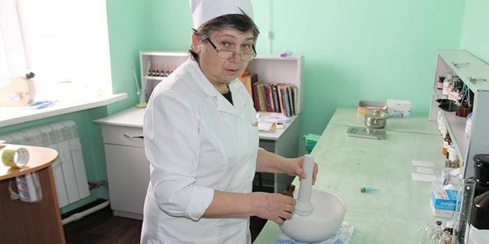 Gydytojas paruošia Simanovskio tepalą