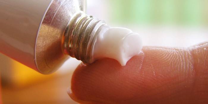 L'uso di unguento eparinico per emorroidi esterne