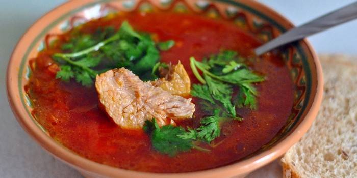 حساء الشمندر الساخن مع مرق اللحم