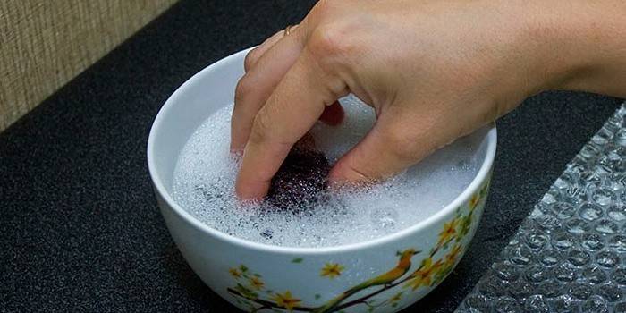 Ziepju šķīdums mākslīgās aitādas mēteļa tīrīšanai mājās
