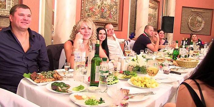 Leere Flaschen auf dem festlichen Tisch